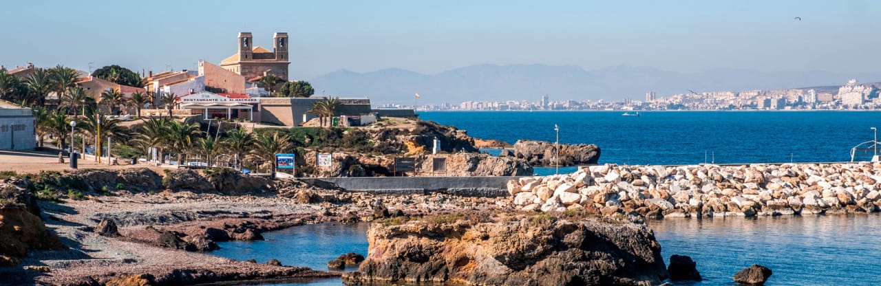 Costa de la Isla de Tabarca con aguas cristalinas
