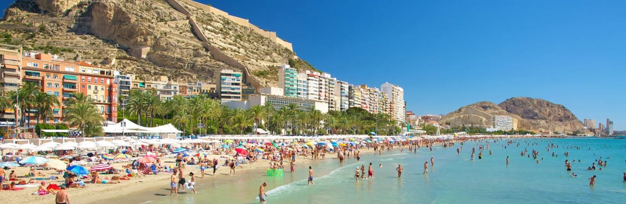 Playa del Postiguet a los pies del Castillo de Santa Bárbara